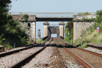 Fototapeta na wymiar Pont de chemin de fer entre Saint Vincent de Paul et Cubzac les ponts. La ligne de train entre Bordeaux et Saintes traverse la rivière Dordogne