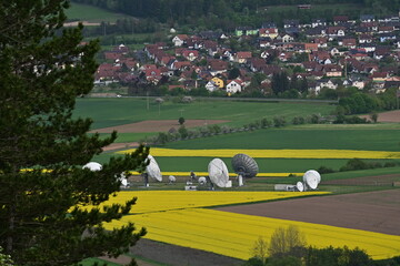 Erdfunkstelle bei Hammelburg mit gelben Rapsfeldern im Sommer, Bad Kissingen, Bayern, Deutschland
