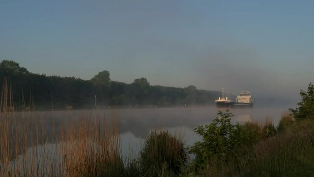 Frachtschiff im Morgennebel im Nord-Ostsee-Kanal 