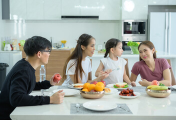 Obraz na płótnie Canvas Asian family They are having breakfast together happily in the dining room of the house.