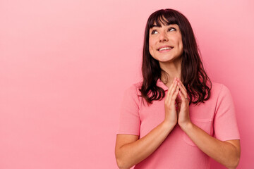 Obraz premium Young caucasian woman isolated on pink background making up plan in mind, setting up an idea.