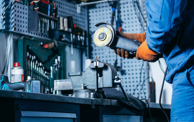 Sawing with a grinder washer of wheel alignment Car service