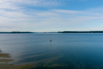 Fototapeta na wymiar Sailboat on the water in Washington State 