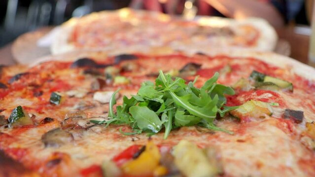 Vegetarische Pizza mit Rucola in einem Restaurant