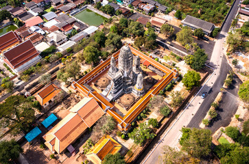 Obraz premium Aerial view of Wat Mahathat Worawihan in Ratchaburi, Thailand