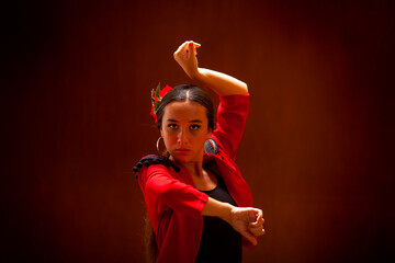 Bailarina de flamenco con torera roja - 512159801