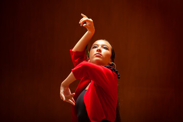 Bailarina de flamenco con torera roja - obrazy, fototapety, plakaty
