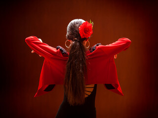 Bailarina de flamenco con torera roja