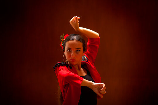 Bailarina de flamenco con torera roja