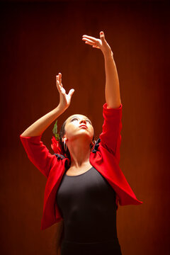 Bailarina de flamenco con torera roja