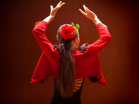 Bailarina de flamenco con torera roja