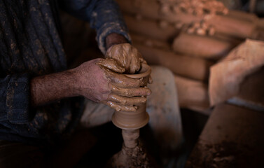 bir çömlekçinin elleri,making a jug, handicrafts, mud art, human silhouette, Cappadocia symbol, cultural trip, places to visit, making a plate from mud, backlight, shadow in photography,