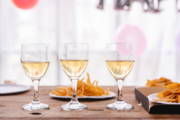 Set up a party table On the table there is a pizza with drinks. party idea