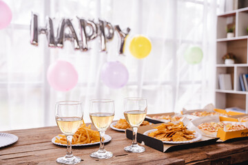 Set up a party table On the table there is a pizza with drinks in the office. party idea
