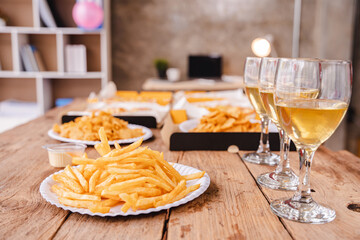 Set up a party table On the table there is a pizza with drinks in the office. party idea