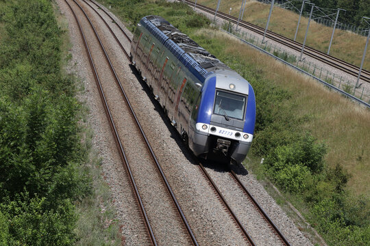 Peujard, France &ndash; juin 2022 : TER Nouvelle-Aquitaine sur la ligne Bordeaux-Saintes