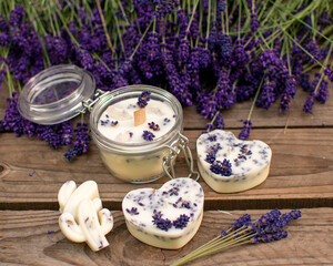 Kerzen Set - Lavendel Kerze im Weckglas mit Holzdocht, Herz Kerze und Schmelzwachs auf Holz