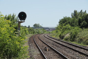 Aubie Saint-Antoine, France – juin 2022 : Gare d’Aubie Saint-Antoine, voie ferrée entre...