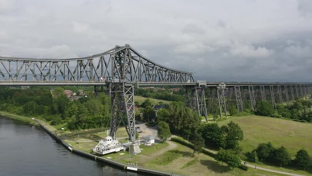 Rendsburg (Schleswig-Holstein, Germany) High Bridge (Rendsburger Hochbr&uuml;cke) railway viaduct (Neum&uuml;nster&ndash;Flensburg line) with Schwebef&auml;hre transporter bridge over Kiel Canal