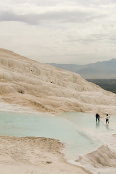 Pamukkale, famoso castillo de algodon de aguas termales y terrazas de roca travertina blanca, en Turquia.