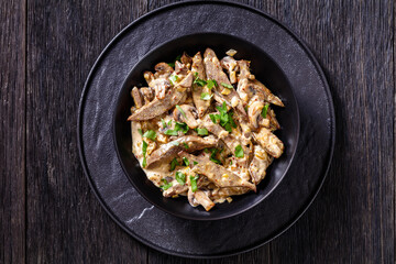 liver stroganoff in black bowl, top view