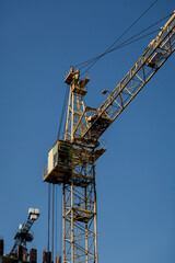 Fototapeta na wymiar yellow tower crane