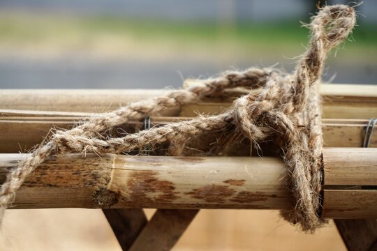Bambusholzgeländer mit Strick vor Landschaft 