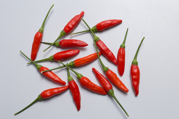 Pimenta tabasco sobre fundo branco