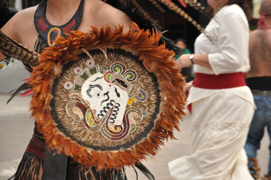escudo chimali azteca con plumas