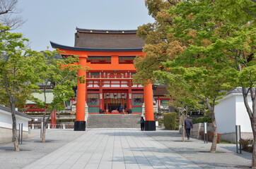 稲荷大社　二番鳥居と楼門　京都市伏見区深草