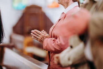 ręce złożone do modlitwy podczas mszy świętej