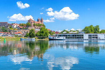 Blick auf die Stadt Breisach am Rhein mit dem Münster, Baden Württemberg, Deutschland 