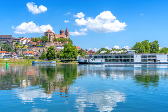 Blick auf die Stadt Breisach am Rhein mit dem M&uuml;nster, Baden W&uuml;rttemberg, Deutschland 