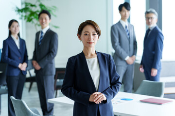 オフィスでリラックスする女性経営者