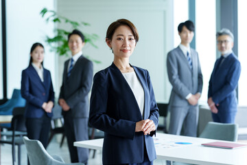 オフィスでリラックスする女性経営者