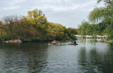 Fototapeta na wymiar boats on the lake central park