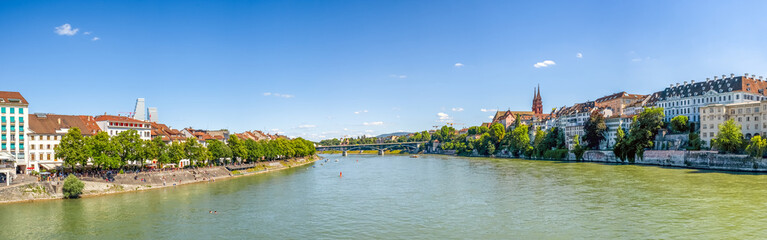 Fototapeta na wymiar Blick vom Rhein auf das Münster, Basel, Schweiz 