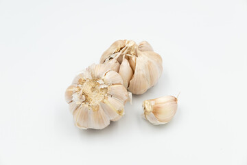 Obraz na płótnie Canvas Isolated fresh raw garlic on white background