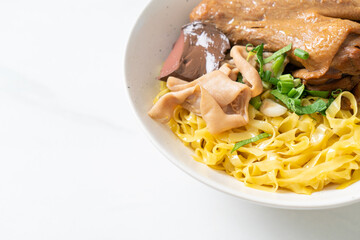 Egg noodles served dry with braised duck