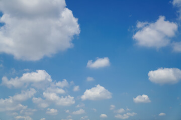 Obraz premium White clouds are floating in the blue sky