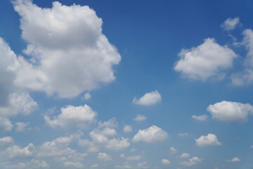 Obraz premium White clouds are floating in the blue sky