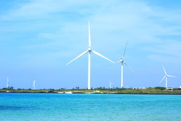 제주도에 있는 김녕해안에 설치된 풍력발전기의 아름다운 모습이다