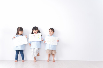 保育園で遊ぶ子ども