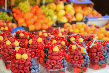 Fototapeta na wymiar 市場に並ぶ新鮮なフルーツ