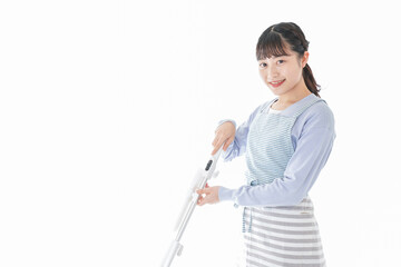 掃除機を使う若い女性