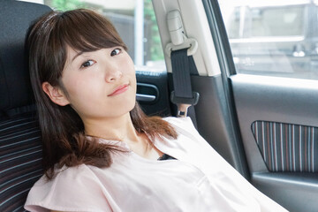 車で寝る女性