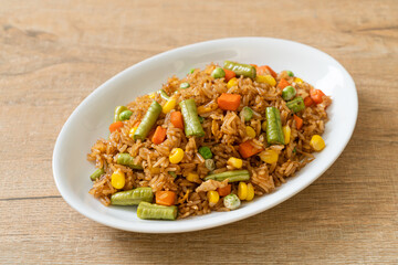  fried rice with green peas, carrot and corn
