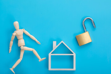 南京錠と家の模型　Drawing doll	