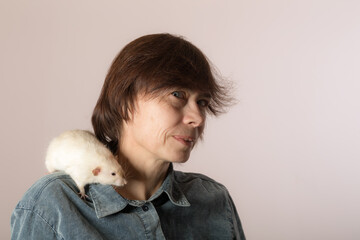 woman with a white domestic rat on her shoulder
