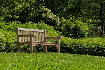 Fototapeta na wymiar pojedyńcza ławka w parku